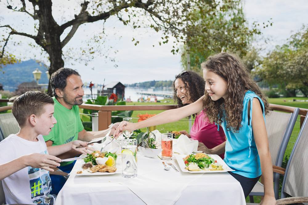 Familie beim essen im Terrassenhotel Reichmann am Klopeiner See